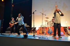 熱烈祝賀薔薇樂隊演出火爆成功 寶坻在線李經理真誠服務百姓藝術表演